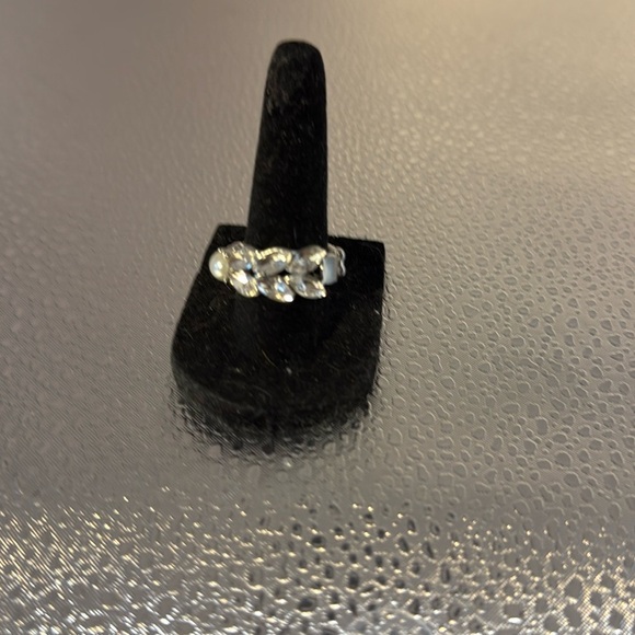 Ring stretch, beautiful with faux pearls and rhinestones. - Picture 1 of 3